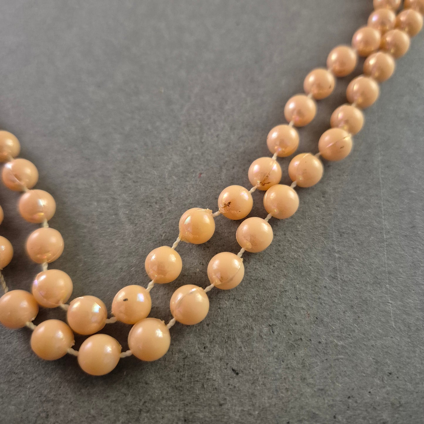 Beigefarbene Vintage-Perlenkette – Zweireihig und klassisch elegant