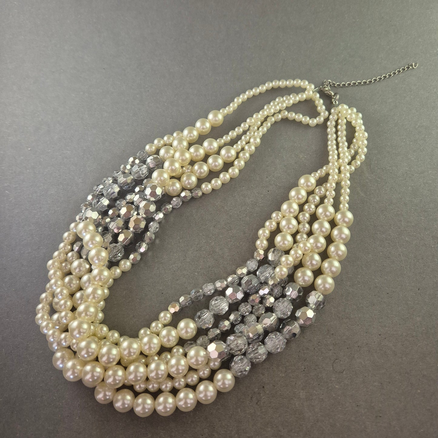 Mehrreihige Perlenkette mit Glaskristallen – Glamouröses Vintage-Design