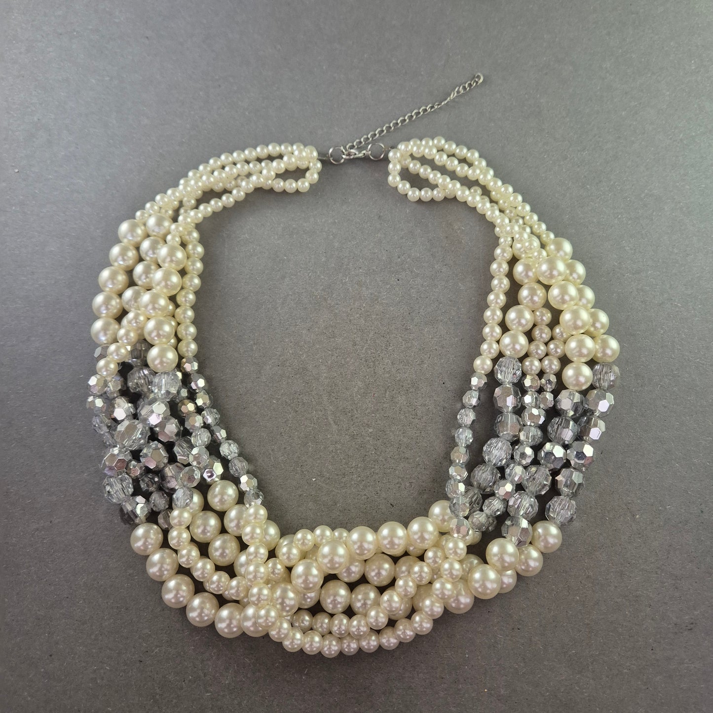 Mehrreihige Perlenkette mit Glaskristallen – Glamouröses Vintage-Design