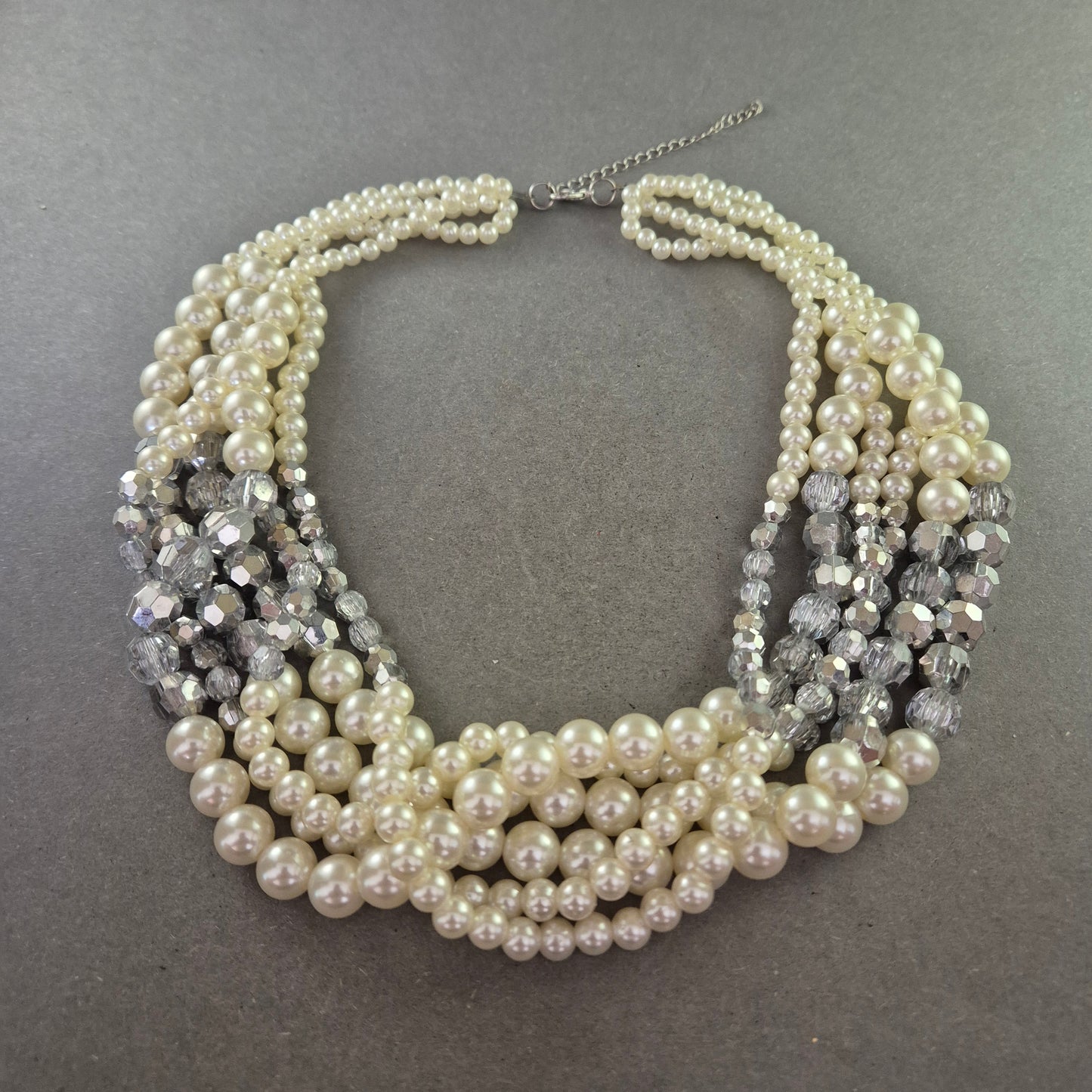 Mehrreihige Perlenkette mit Glaskristallen – Glamouröses Vintage-Design