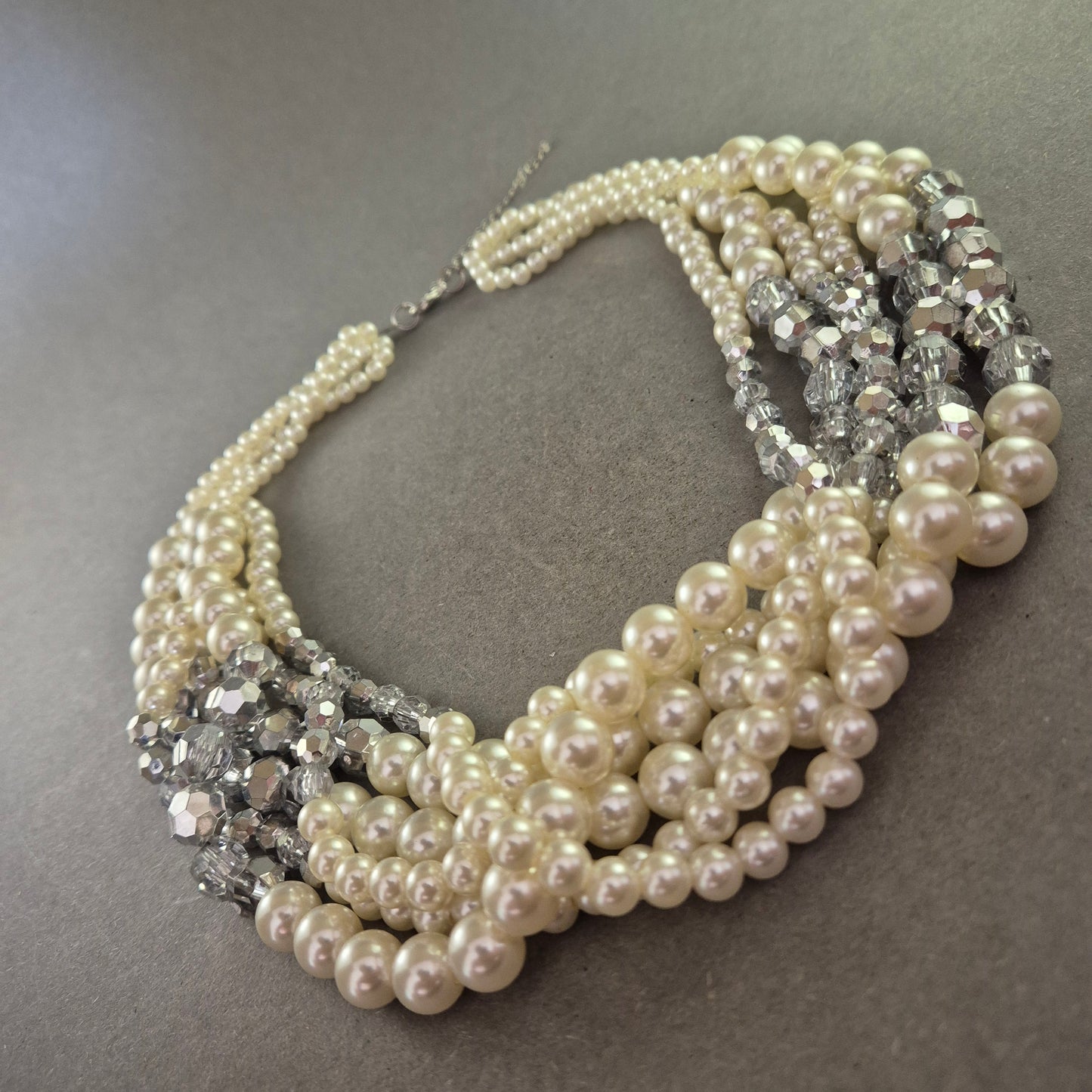 Mehrreihige Perlenkette mit Glaskristallen – Glamouröses Vintage-Design