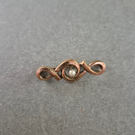 Antike Brosche in Kupferoptik mit Perlendetail – Fein gearbeitetes Schmuckstück