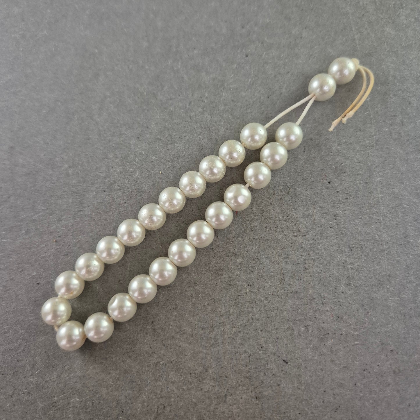 Klassisches Perlenarmband mit cremeweißen Glanzperlen