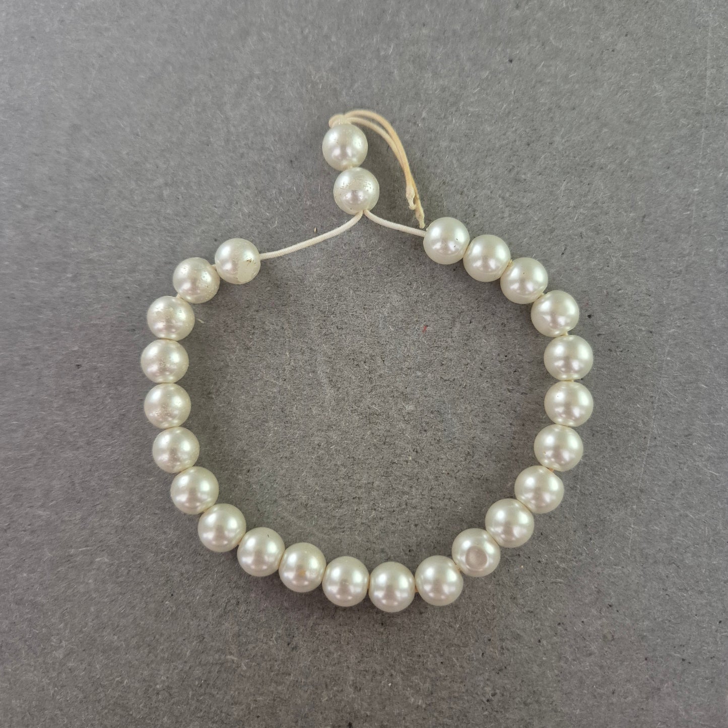 Klassisches Perlenarmband mit cremeweißen Glanzperlen