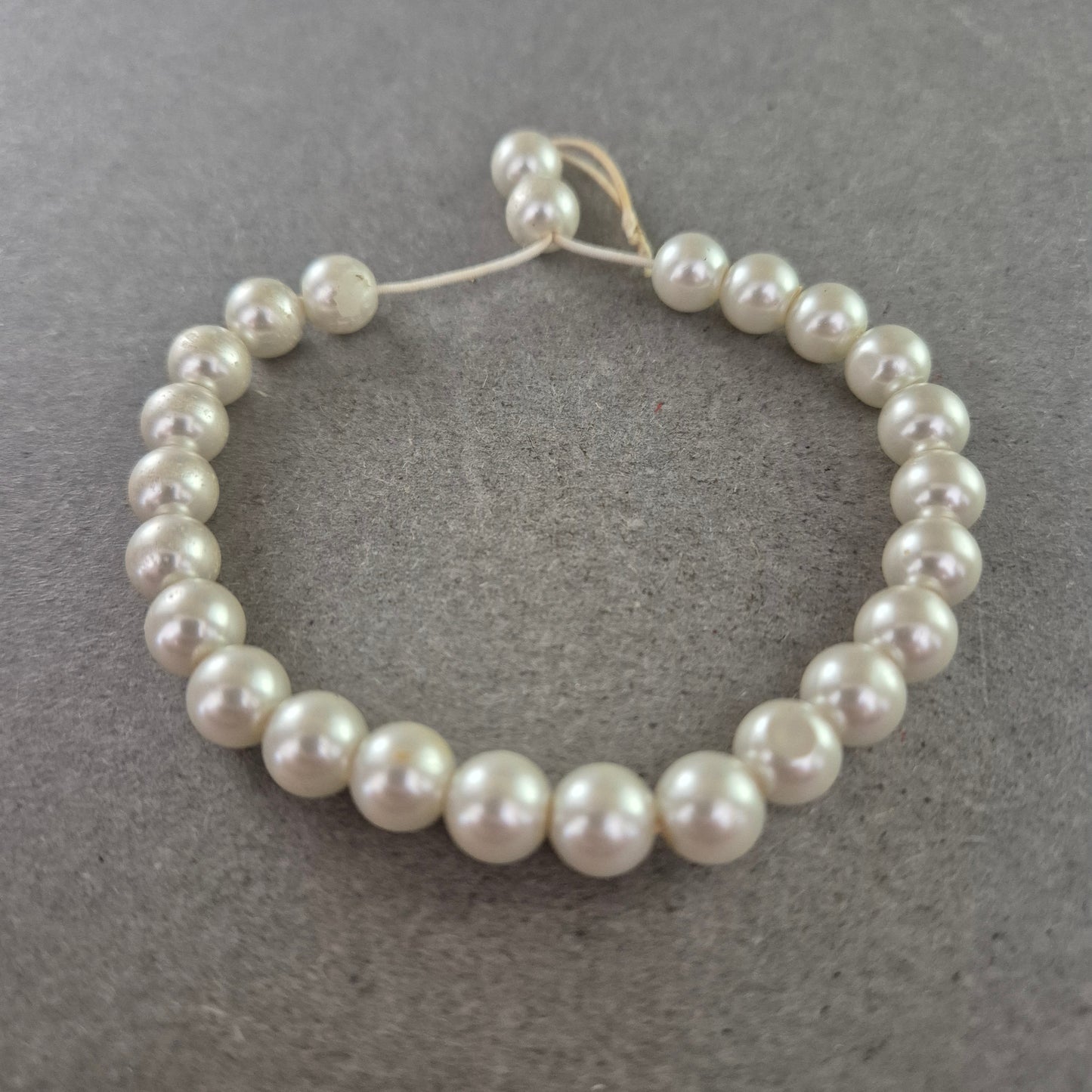 Klassisches Perlenarmband mit cremeweißen Glanzperlen