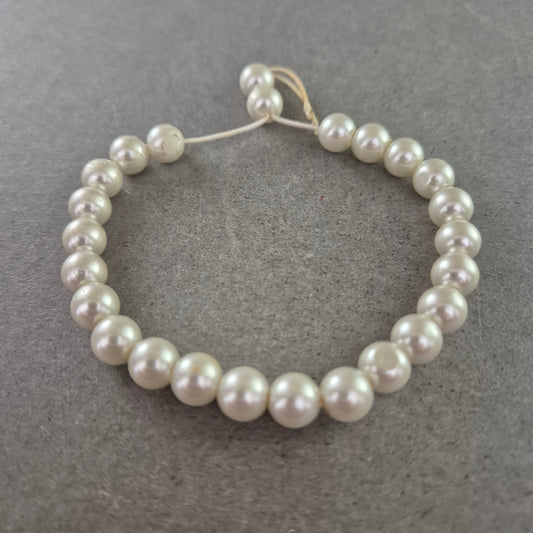 Klassisches Perlenarmband mit cremeweißen Glanzperlen