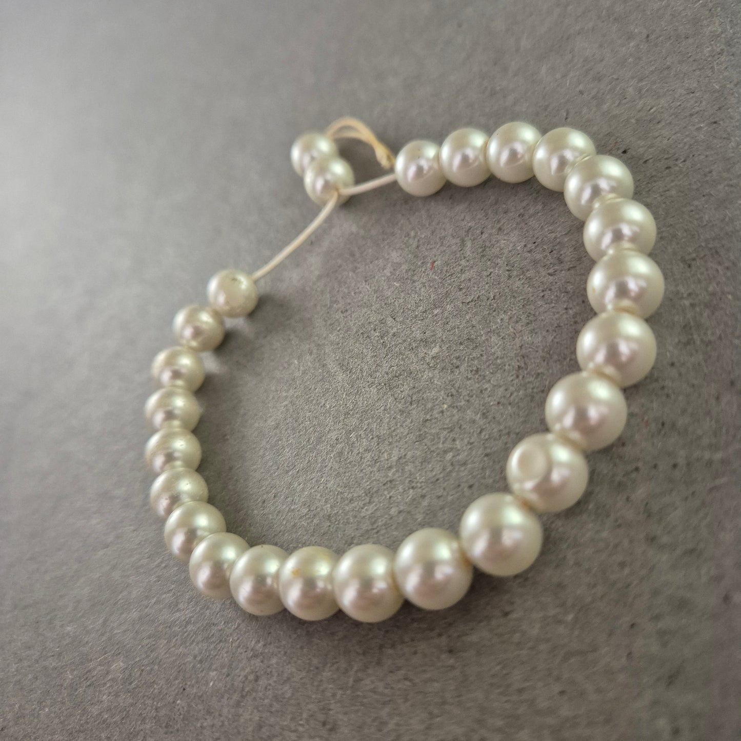 Klassisches Perlenarmband mit cremeweißen Glanzperlen