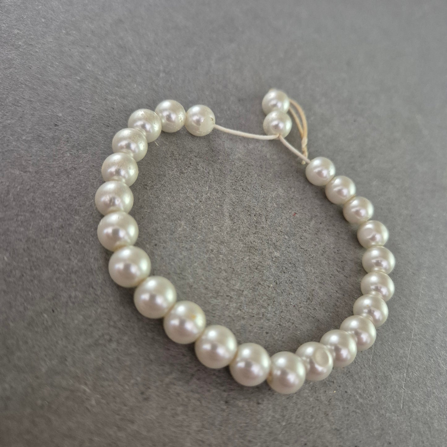 Klassisches Perlenarmband mit cremeweißen Glanzperlen