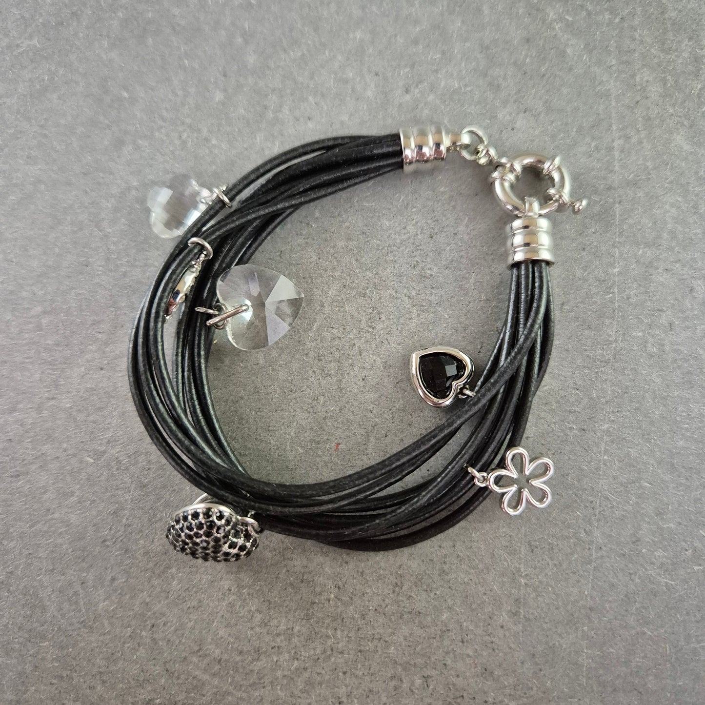 Multireihiges Armband mit Anhängern – Peace, Herzen & Glanzdetails