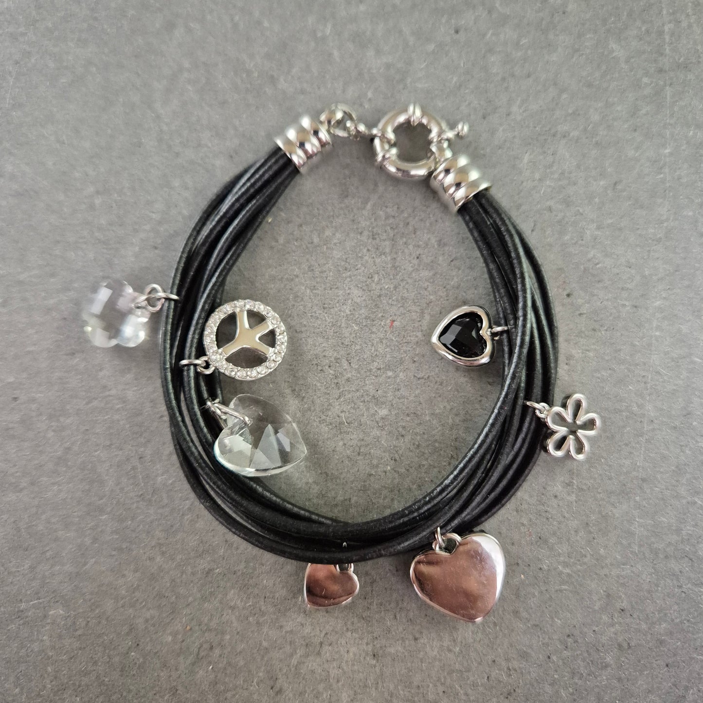 Multireihiges Armband mit Anhängern – Peace, Herzen & Glanzdetails