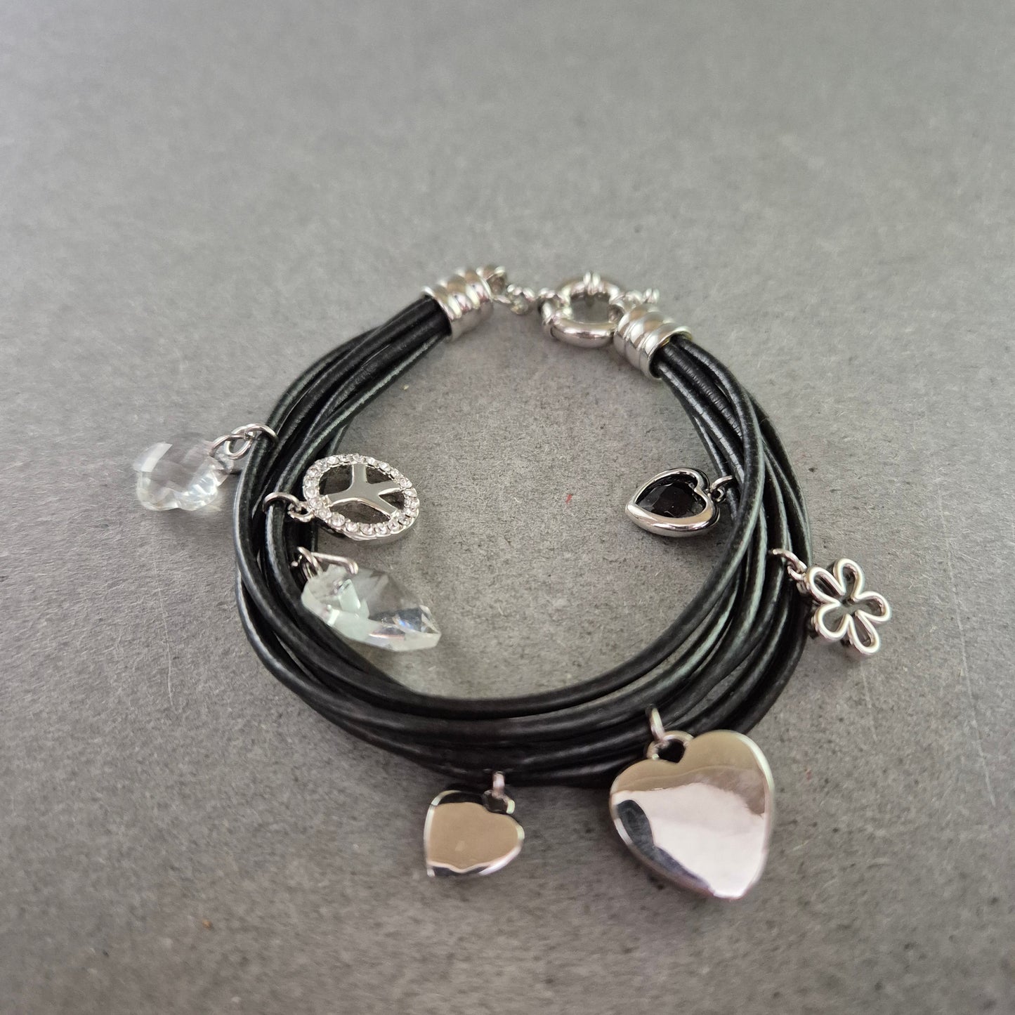 Multireihiges Armband mit Anhängern – Peace, Herzen & Glanzdetails