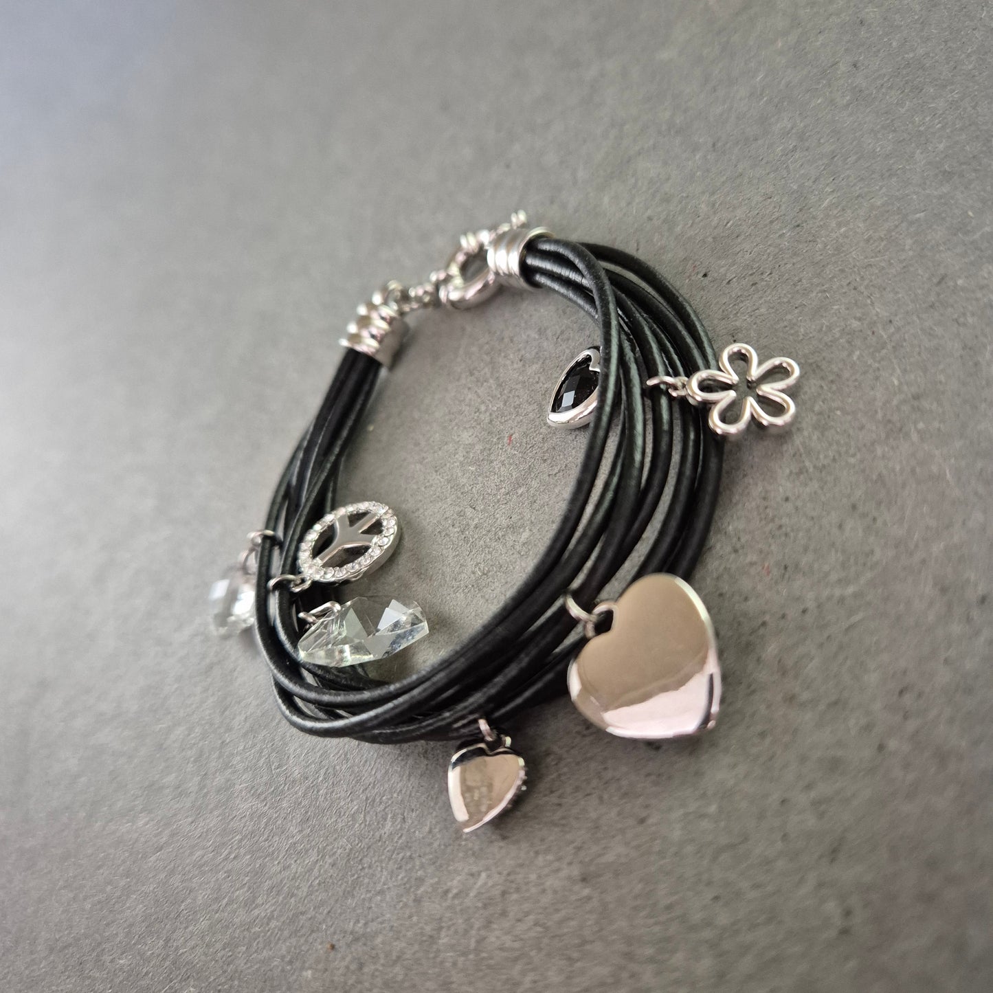 Multireihiges Armband mit Anhängern – Peace, Herzen & Glanzdetails