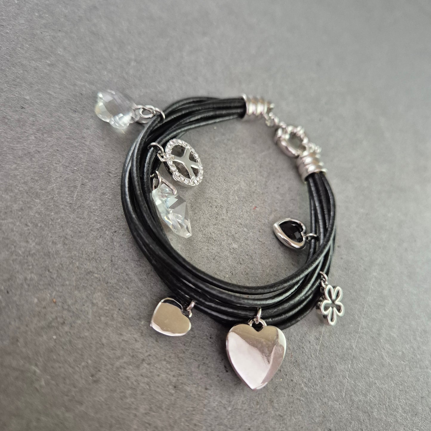 Multireihiges Armband mit Anhängern – Peace, Herzen & Glanzdetails