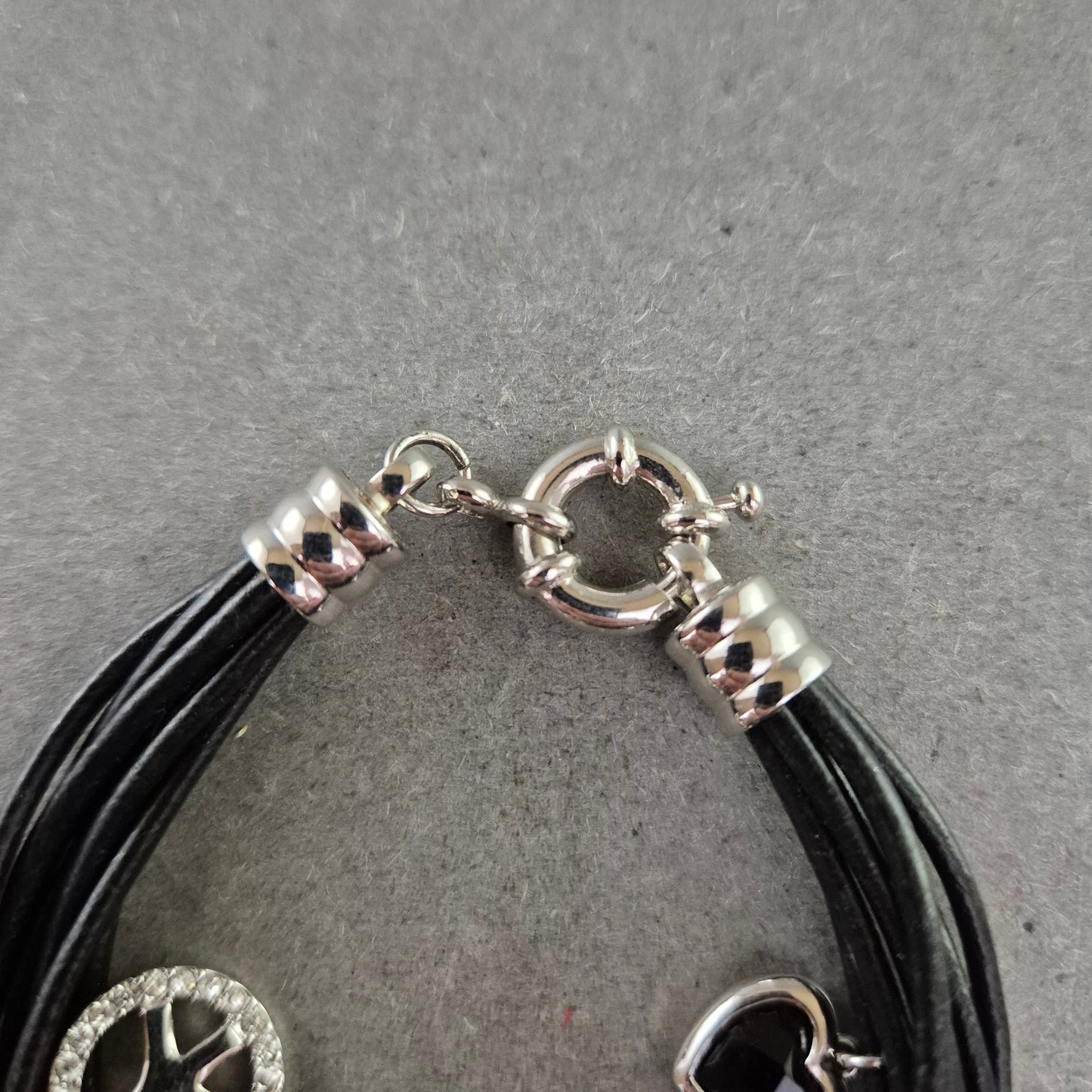 Multireihiges Armband mit Anhängern – Peace, Herzen & Glanzdetails