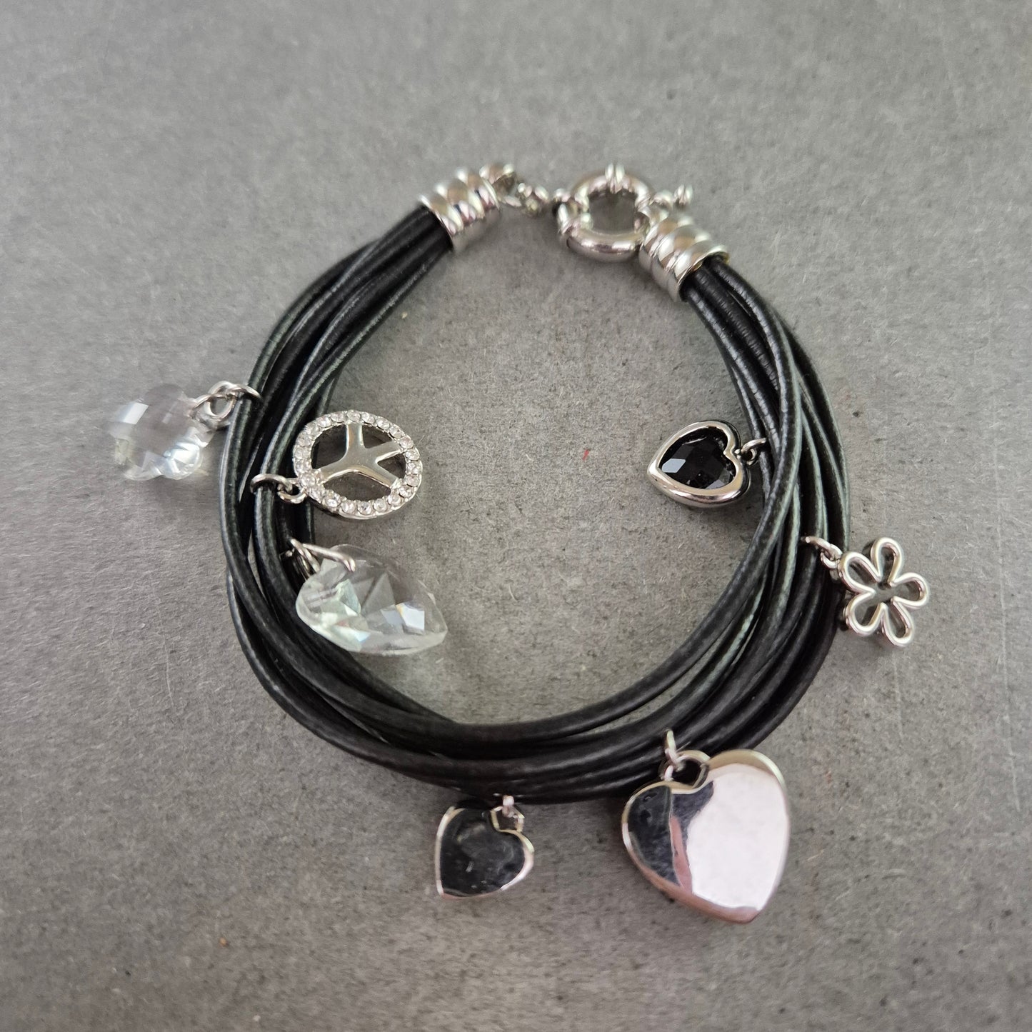 Multireihiges Armband mit Anhängern – Peace, Herzen & Glanzdetails