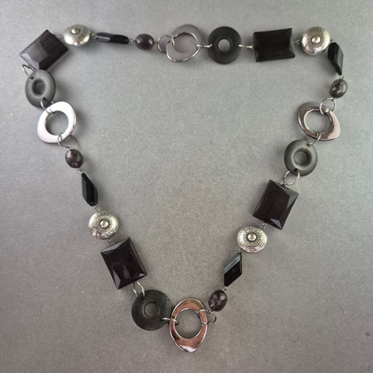 Moderne Statement-Halskette in Schwarz & Silberoptik – Geometrischer Stil