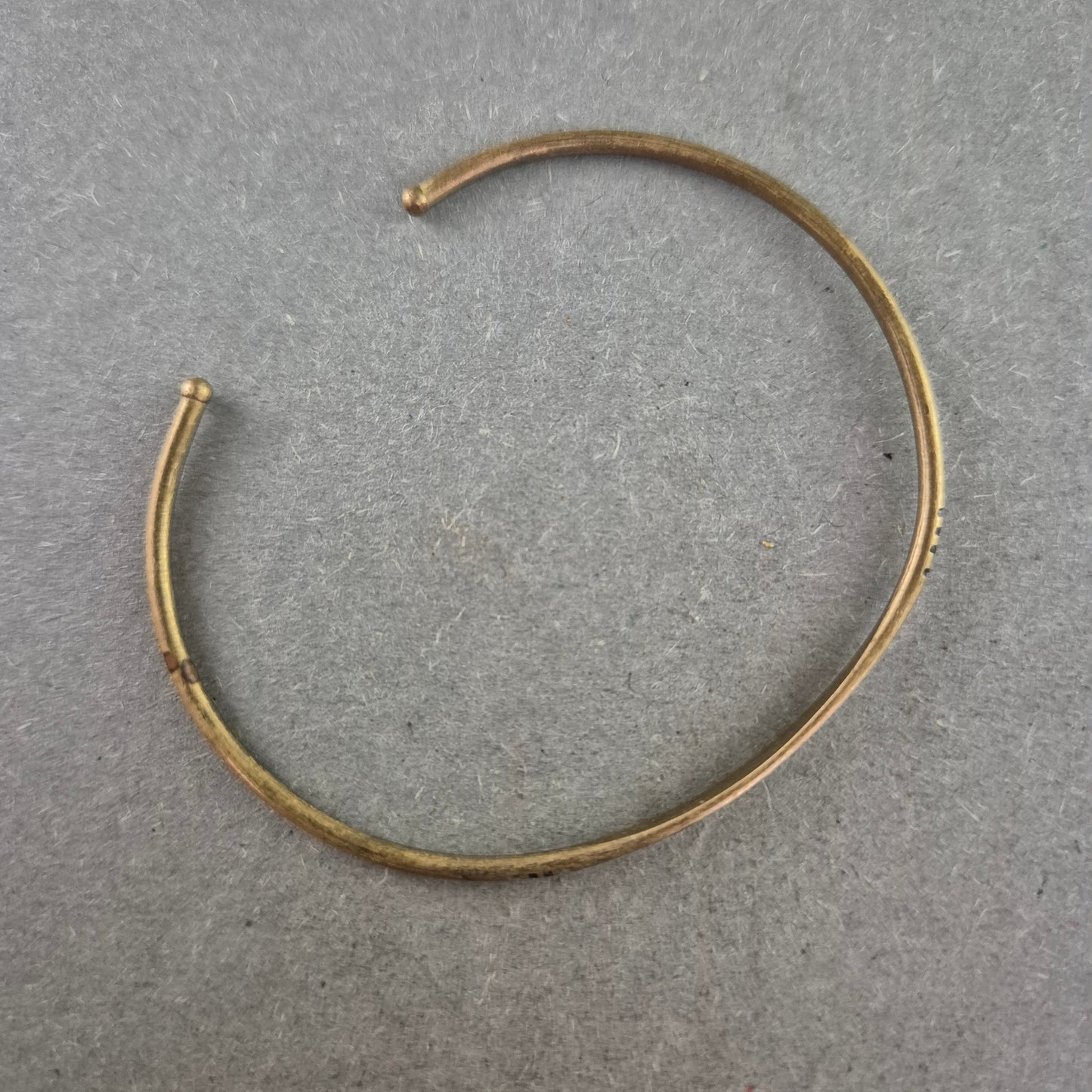 Schlichter Armreif in goldfarbener Ton-Optik – Minimalistisches Design