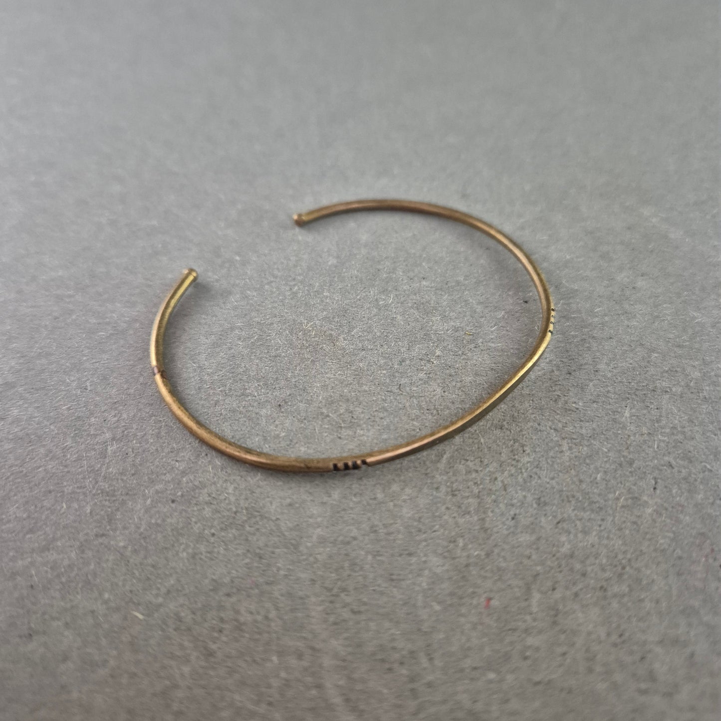 Schlichter Armreif in goldfarbener Ton-Optik – Minimalistisches Design