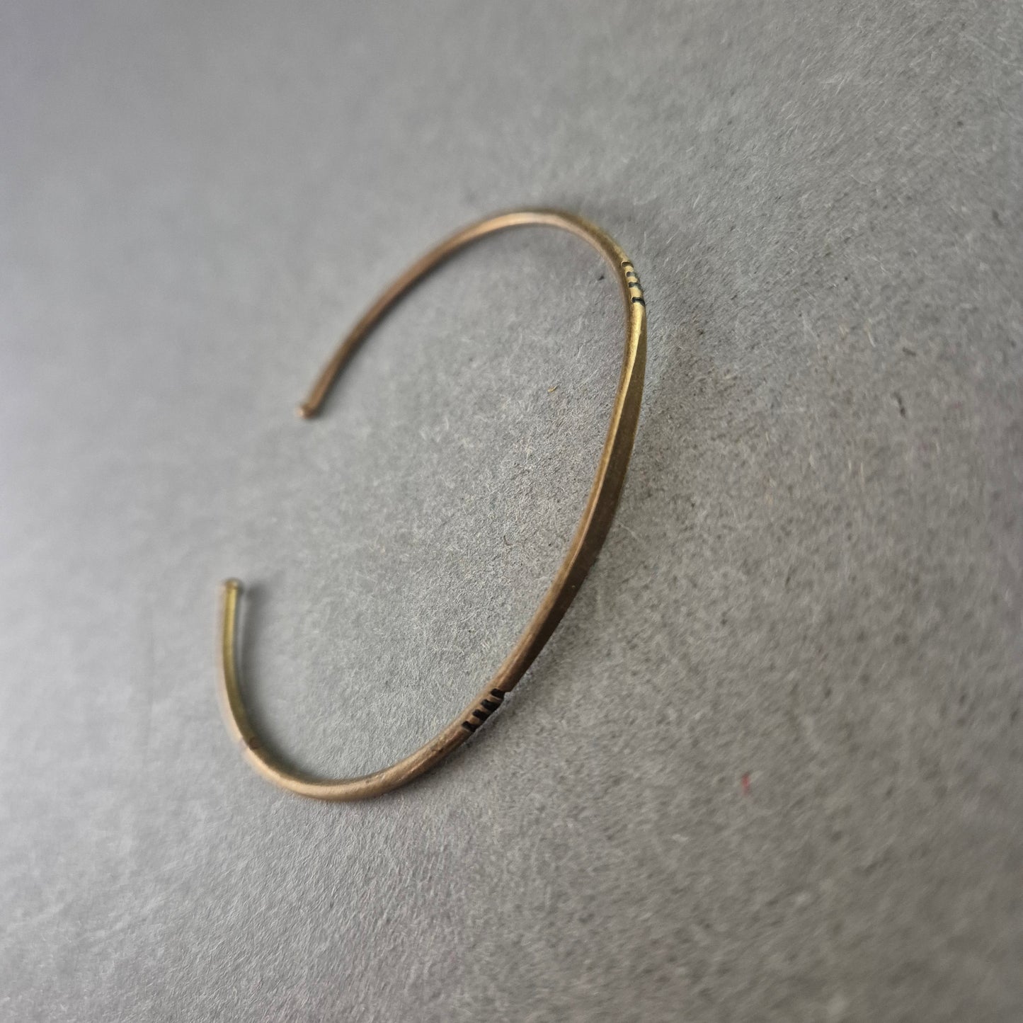 Schlichter Armreif in goldfarbener Ton-Optik – Minimalistisches Design