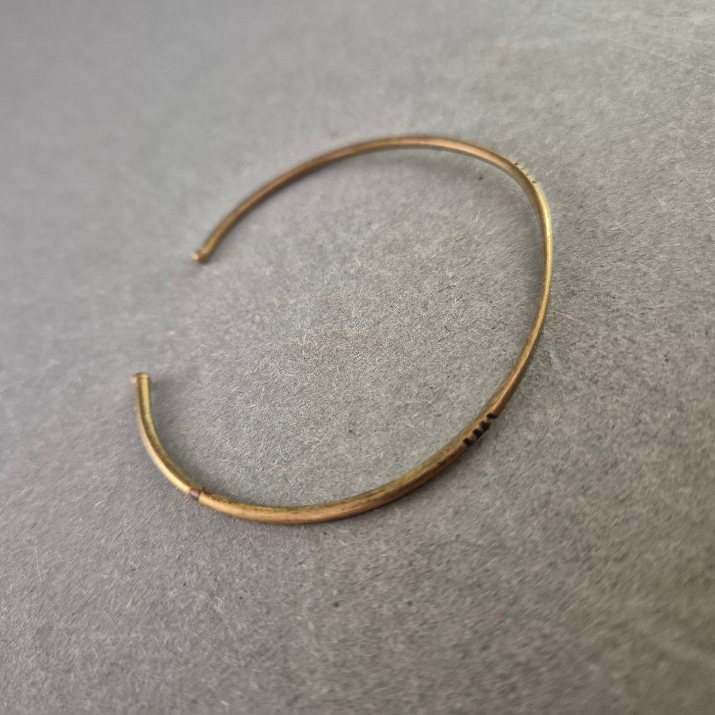 Schlichter Armreif in goldfarbener Ton-Optik – Minimalistisches Design