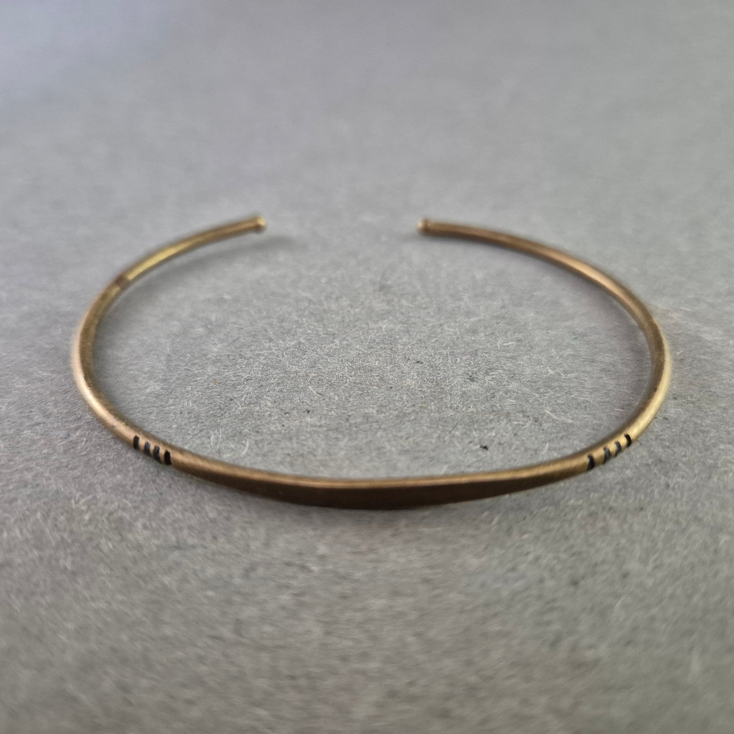 Schlichter Armreif in goldfarbener Ton-Optik – Minimalistisches Design