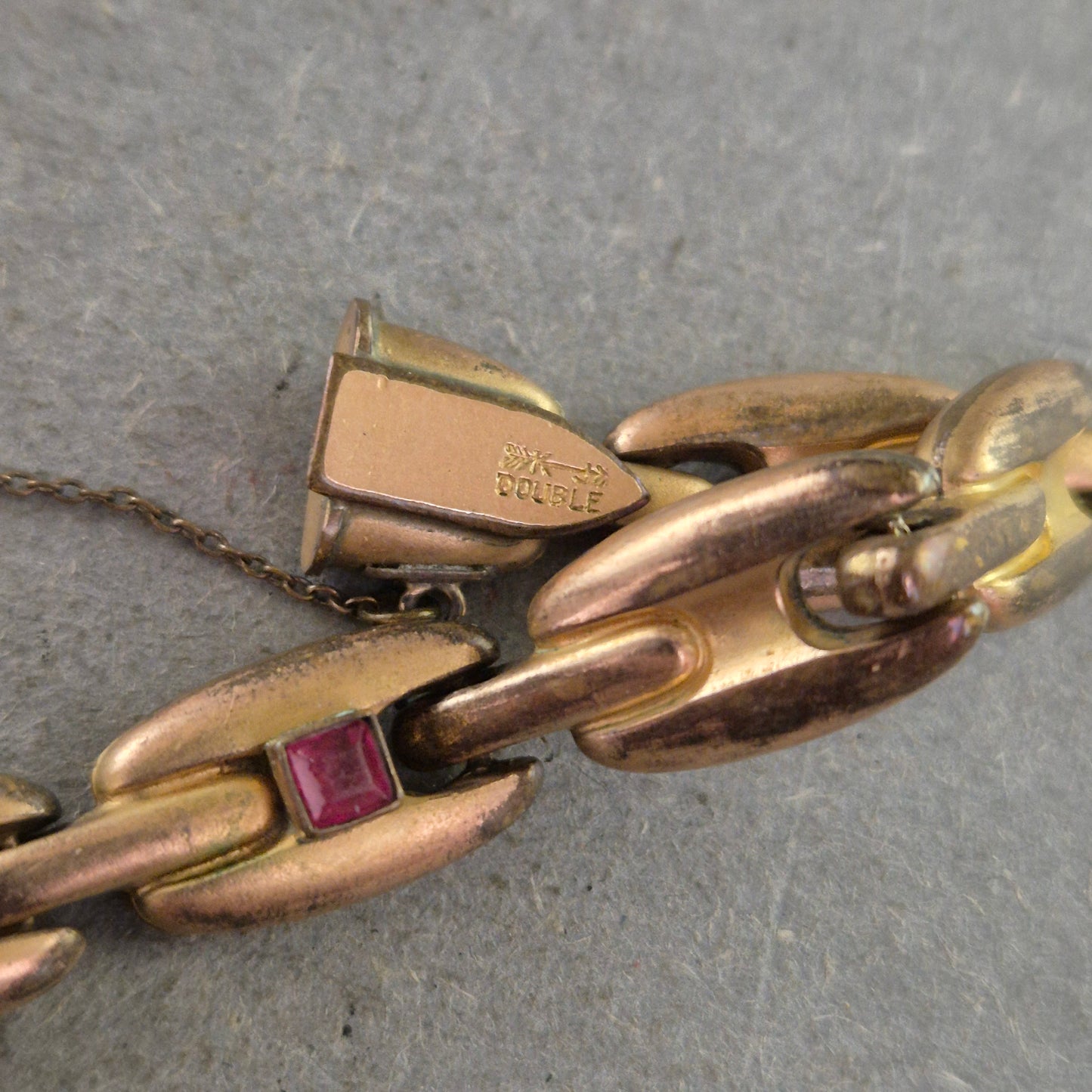 Vintage Gliederarmband mit roten Steinen – Schmuckstück mit Charakter