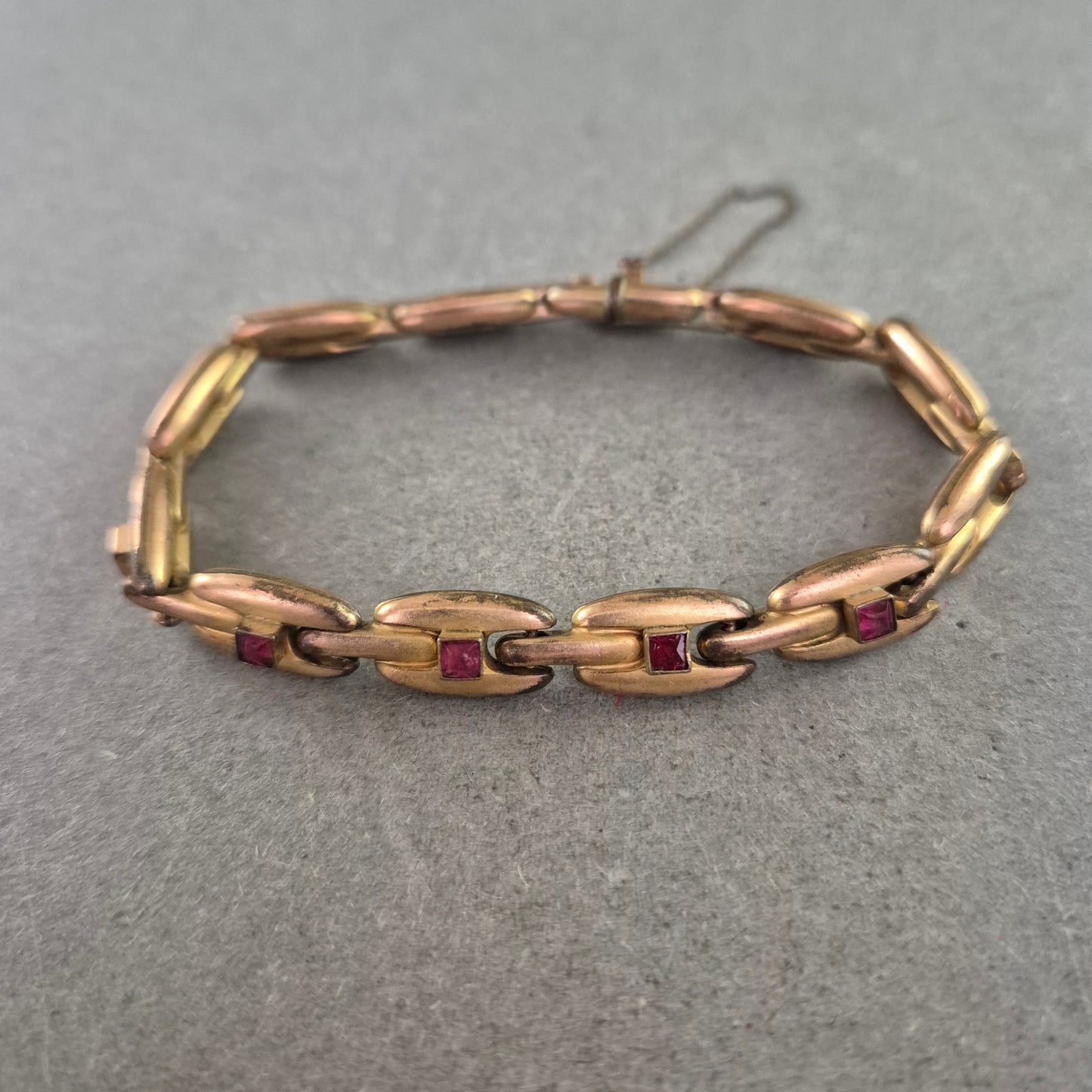 Vintage Gliederarmband mit roten Steinen – Schmuckstück mit Charakter