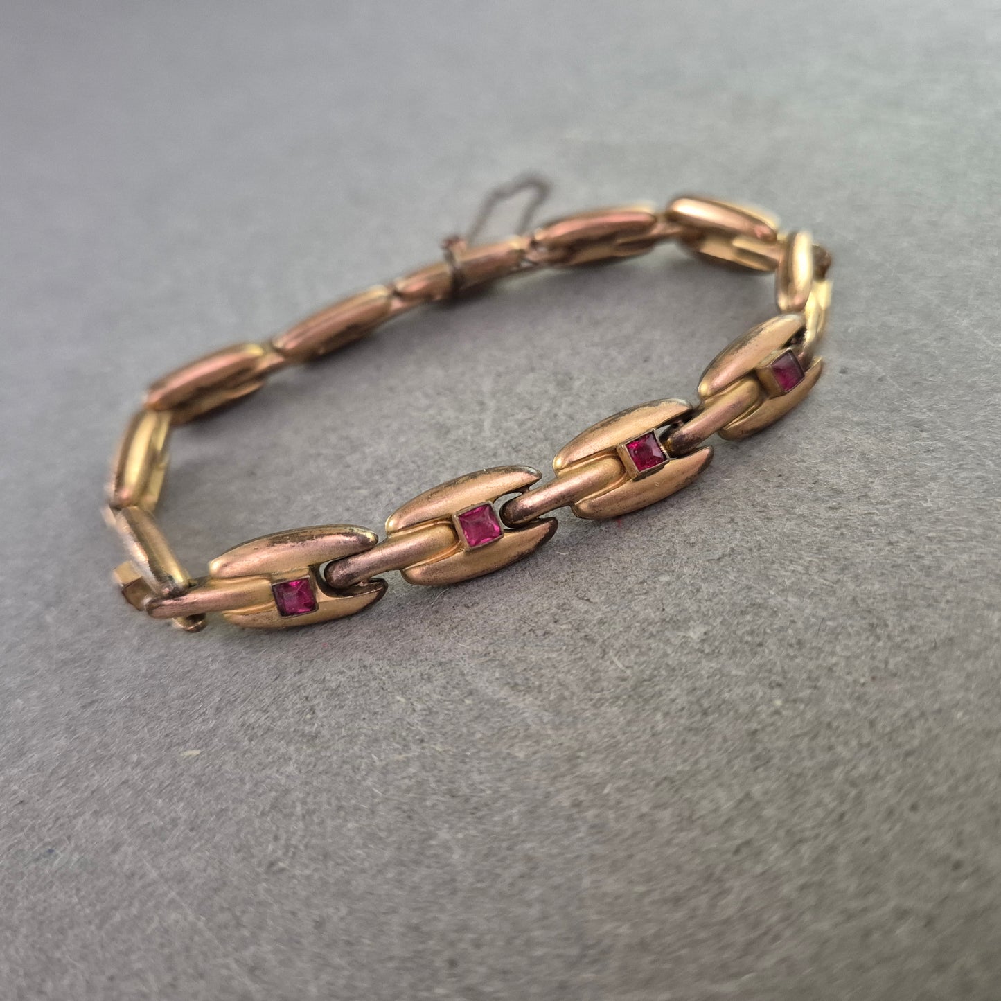Vintage Gliederarmband mit roten Steinen – Schmuckstück mit Charakter