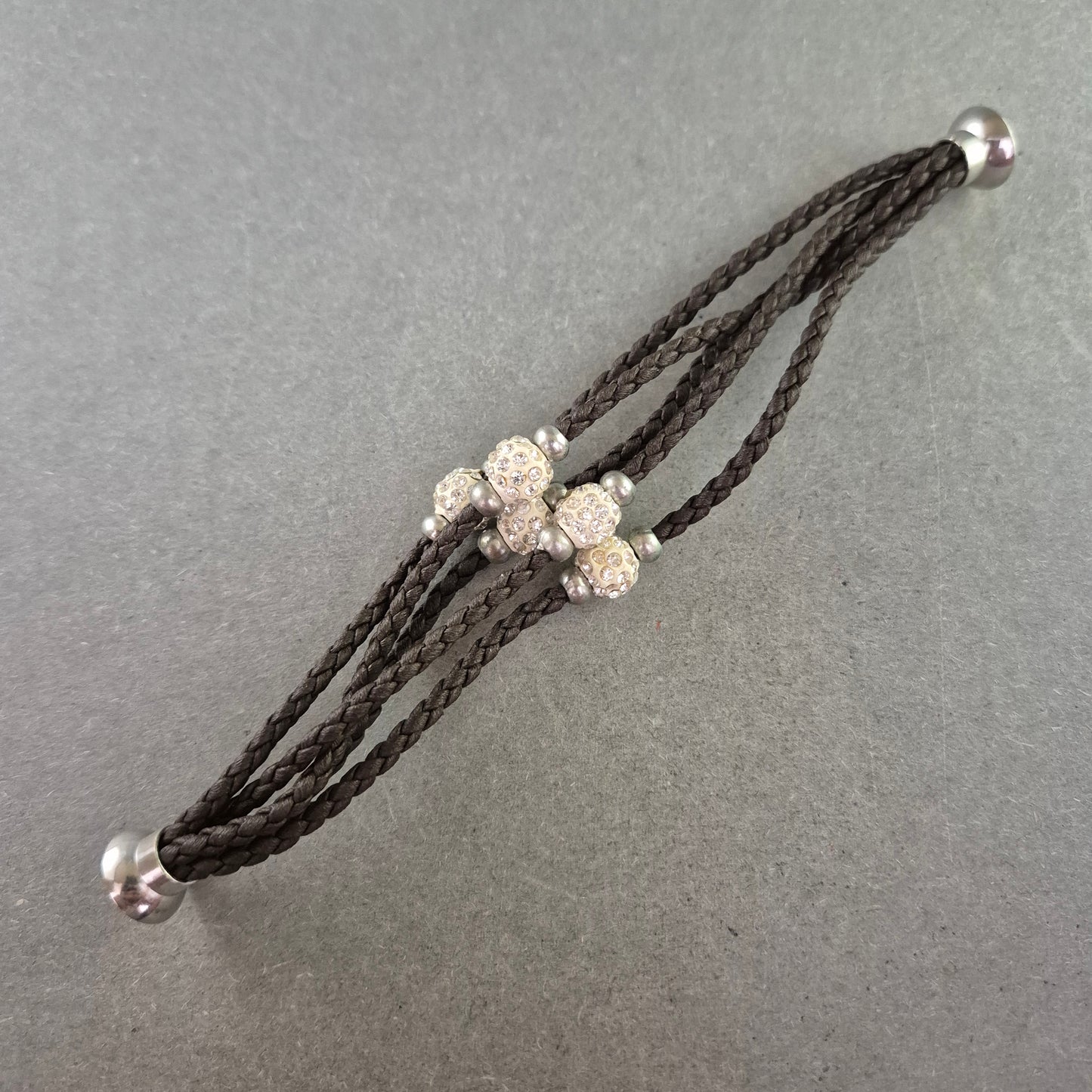 Geflochtenes Armband mit Glitzerkugeln – Lässiger Chic für jeden Tag