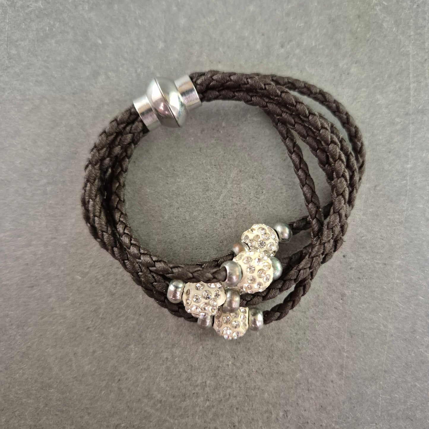 Geflochtenes Armband mit Glitzerkugeln – Lässiger Chic für jeden Tag