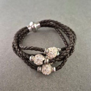 Geflochtenes Armband mit Glitzerkugeln – Lässiger Chic für jeden Tag