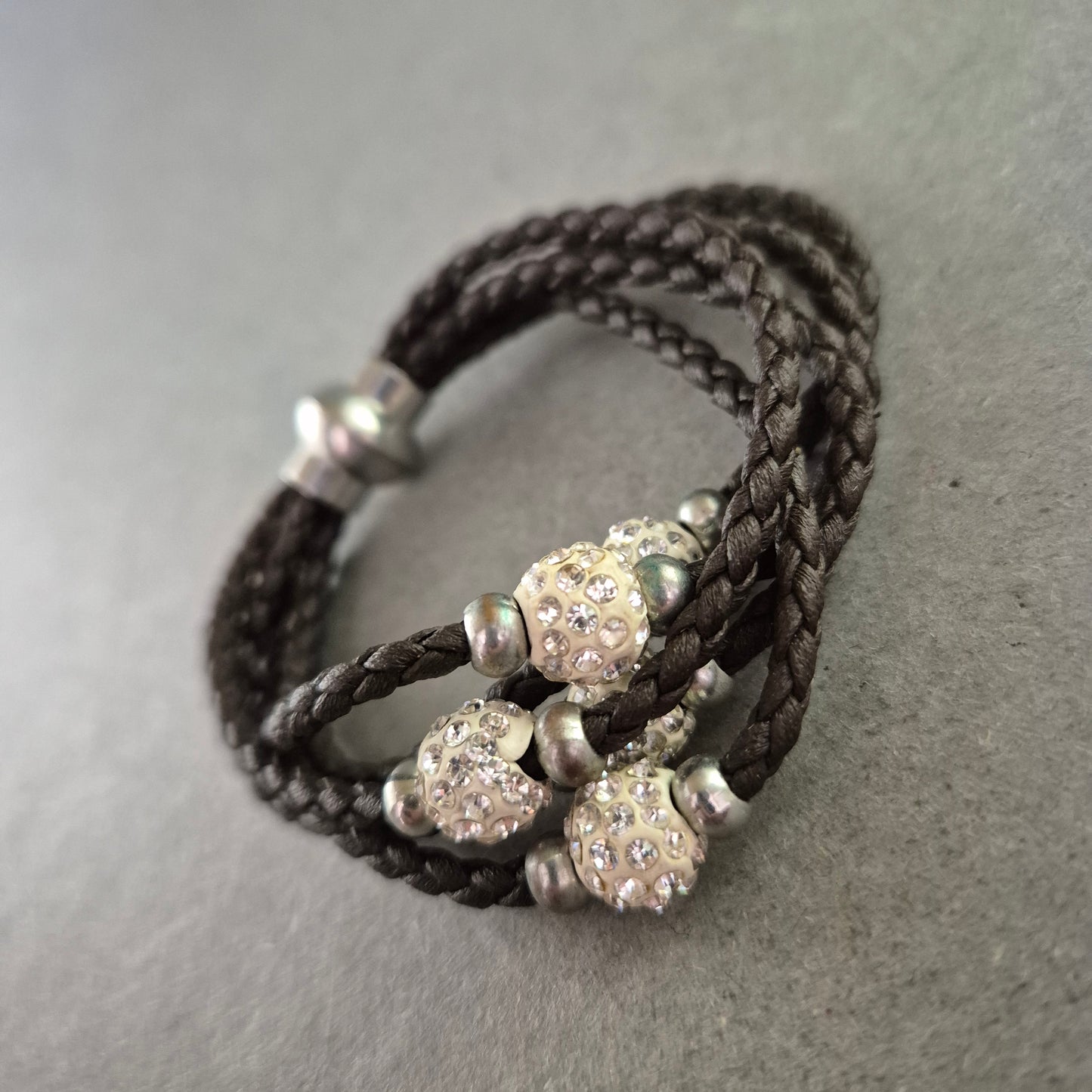 Geflochtenes Armband mit Glitzerkugeln – Lässiger Chic für jeden Tag