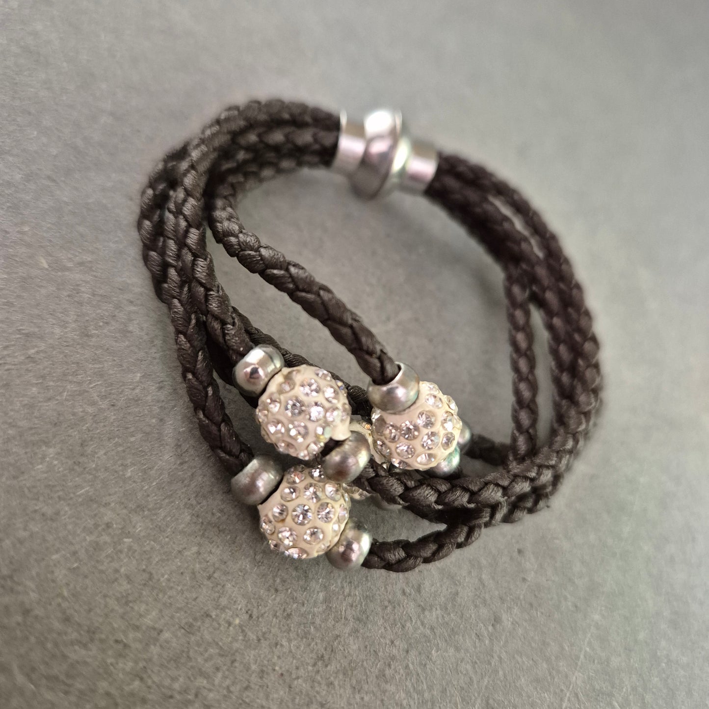 Geflochtenes Armband mit Glitzerkugeln – Lässiger Chic für jeden Tag