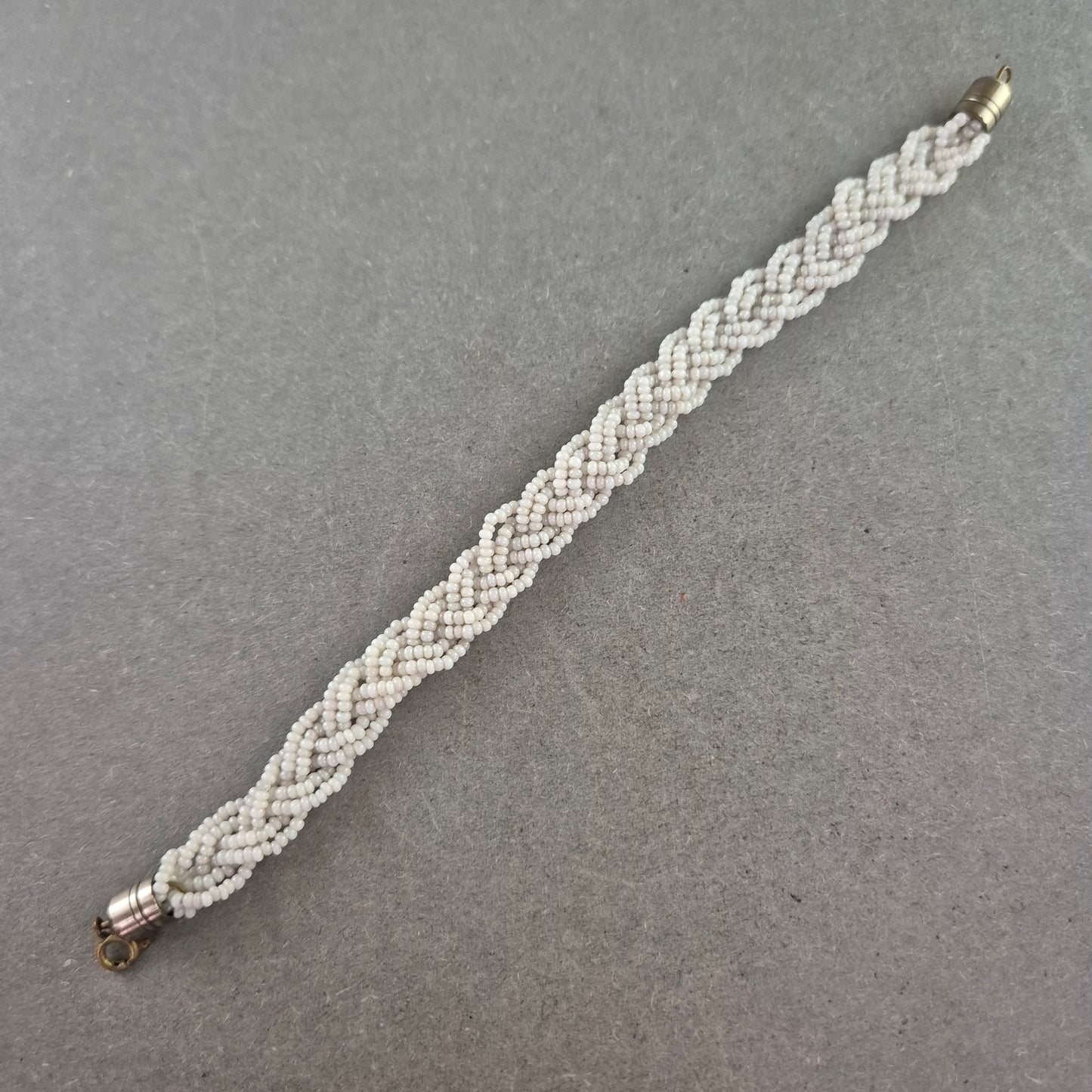 Geflochtenes Perlenarmband in Weiß – Handgefertigter Boho-Stil