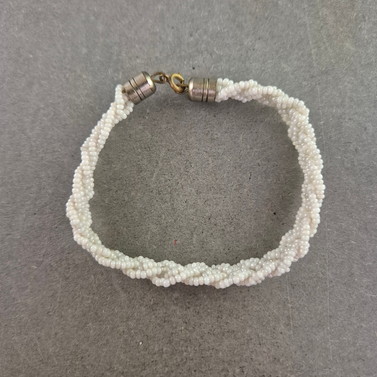 Geflochtenes Perlenarmband in Weiß – Handgefertigter Boho-Stil