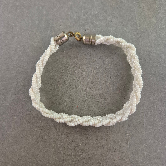 Geflochtenes Perlenarmband in Weiß – Handgefertigter Boho-Stil