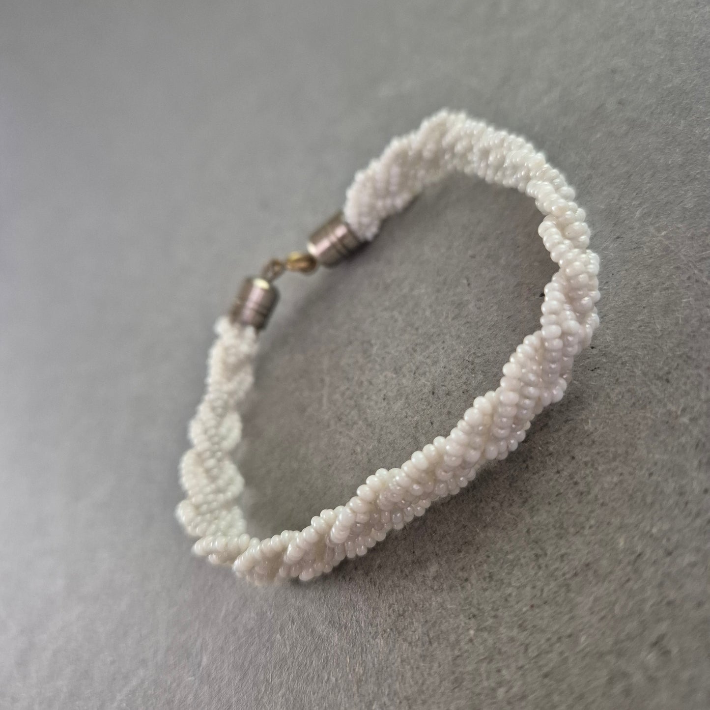 Geflochtenes Perlenarmband in Weiß – Handgefertigter Boho-Stil