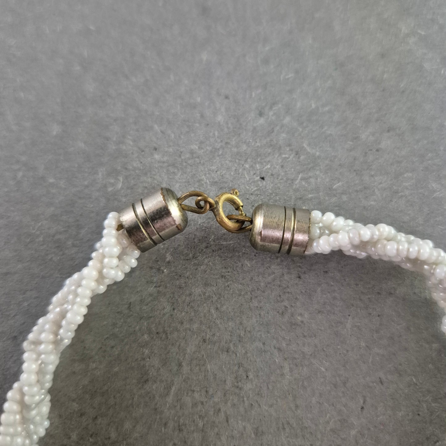 Geflochtenes Perlenarmband in Weiß – Handgefertigter Boho-Stil