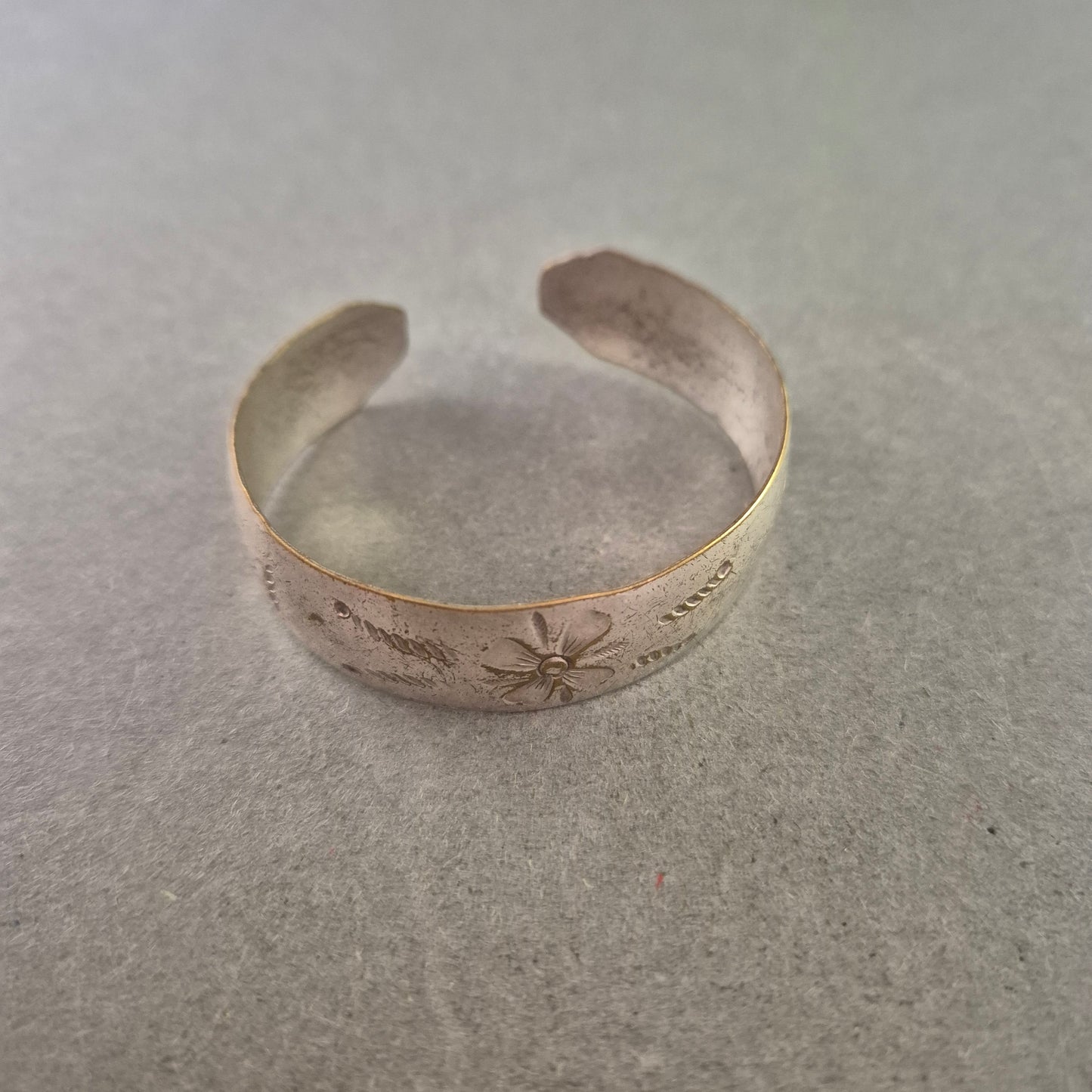 Vintage Armreif mit Blumenmuster – Handgraviertes Unikat aus Metall