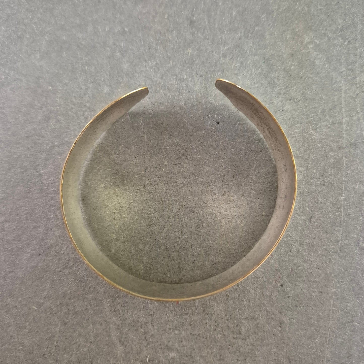 Vintage Armreif mit Blumenmuster – Handgraviertes Unikat aus Metall