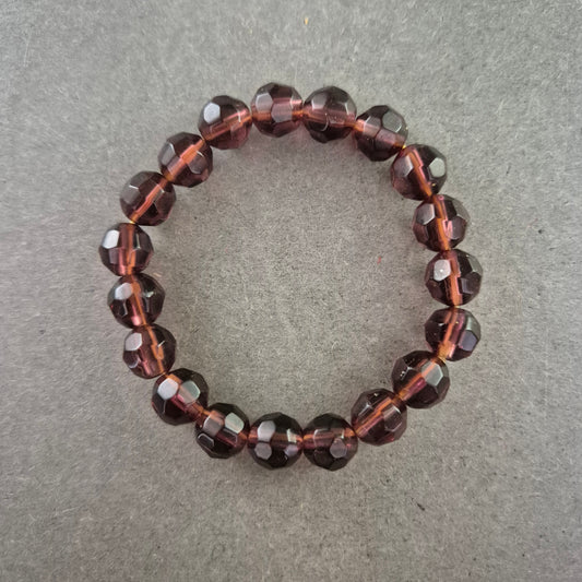 Elastisches Armband mit facettierten Perlen in Dunkelrot