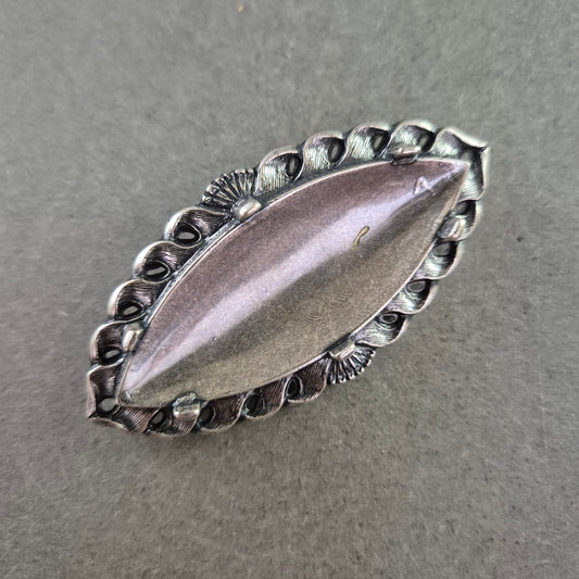 Vintage Brosche in Blattform – Antikes Design mit Ornamentrand