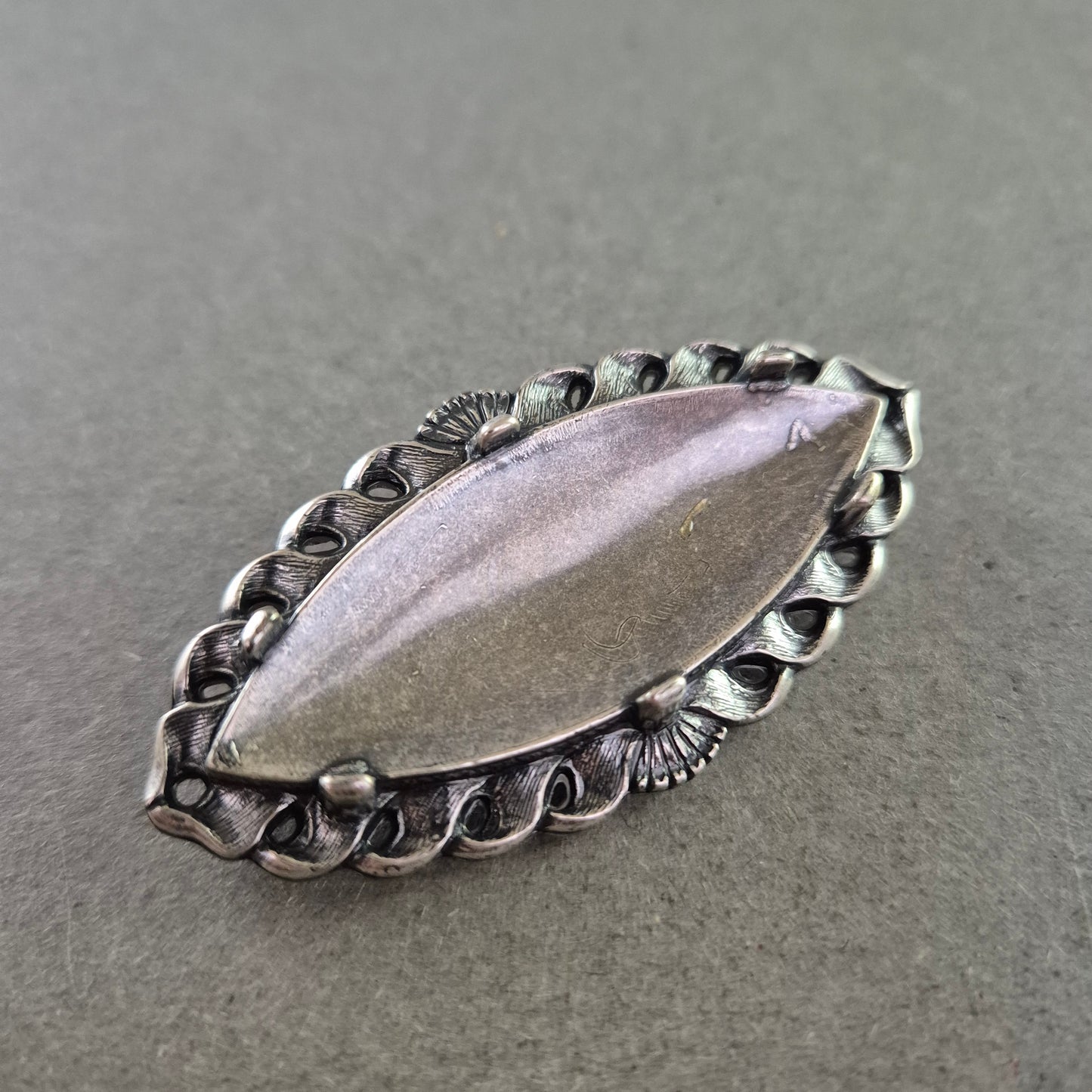 Vintage Brosche in Blattform – Antikes Design mit Ornamentrand