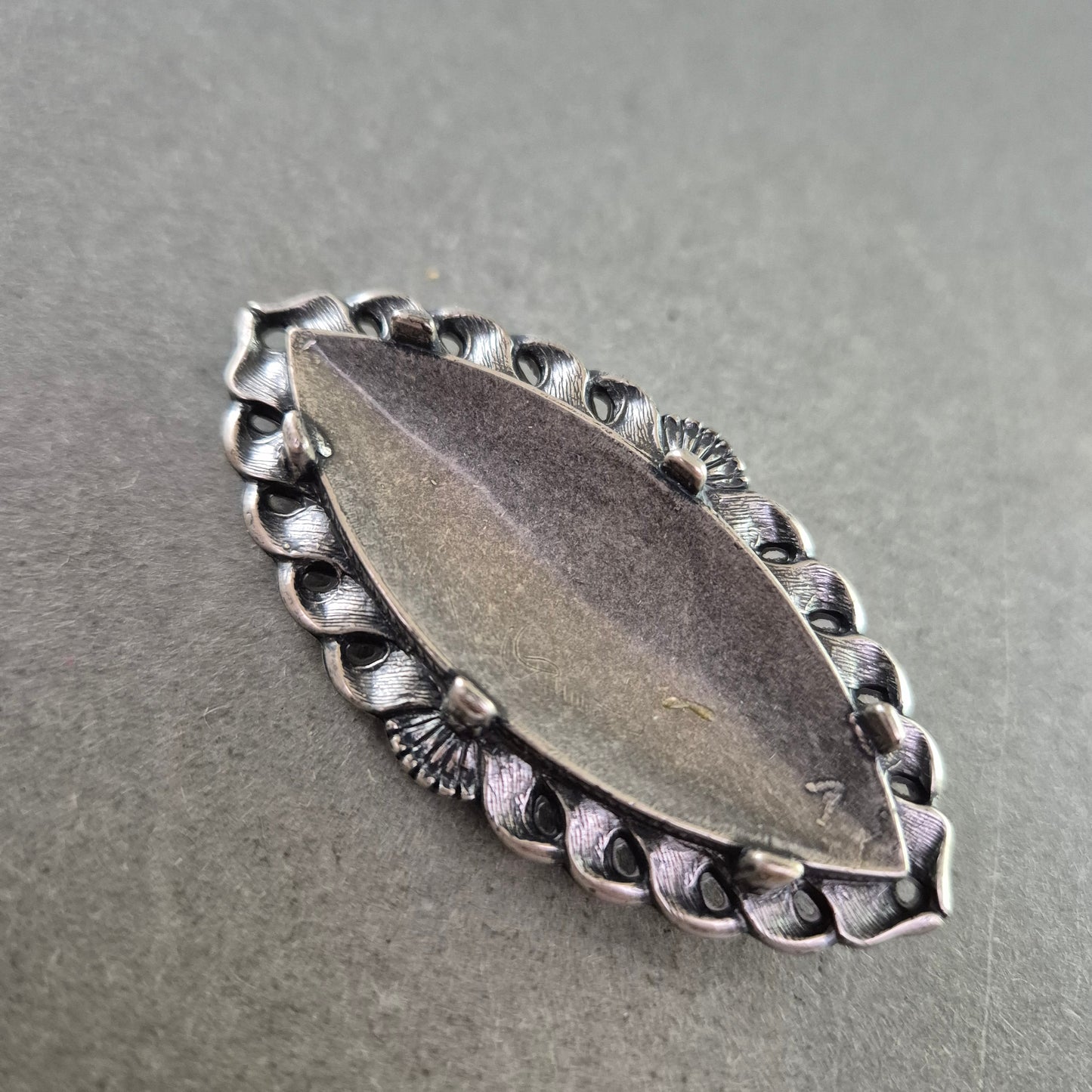 Vintage Brosche in Blattform – Antikes Design mit Ornamentrand