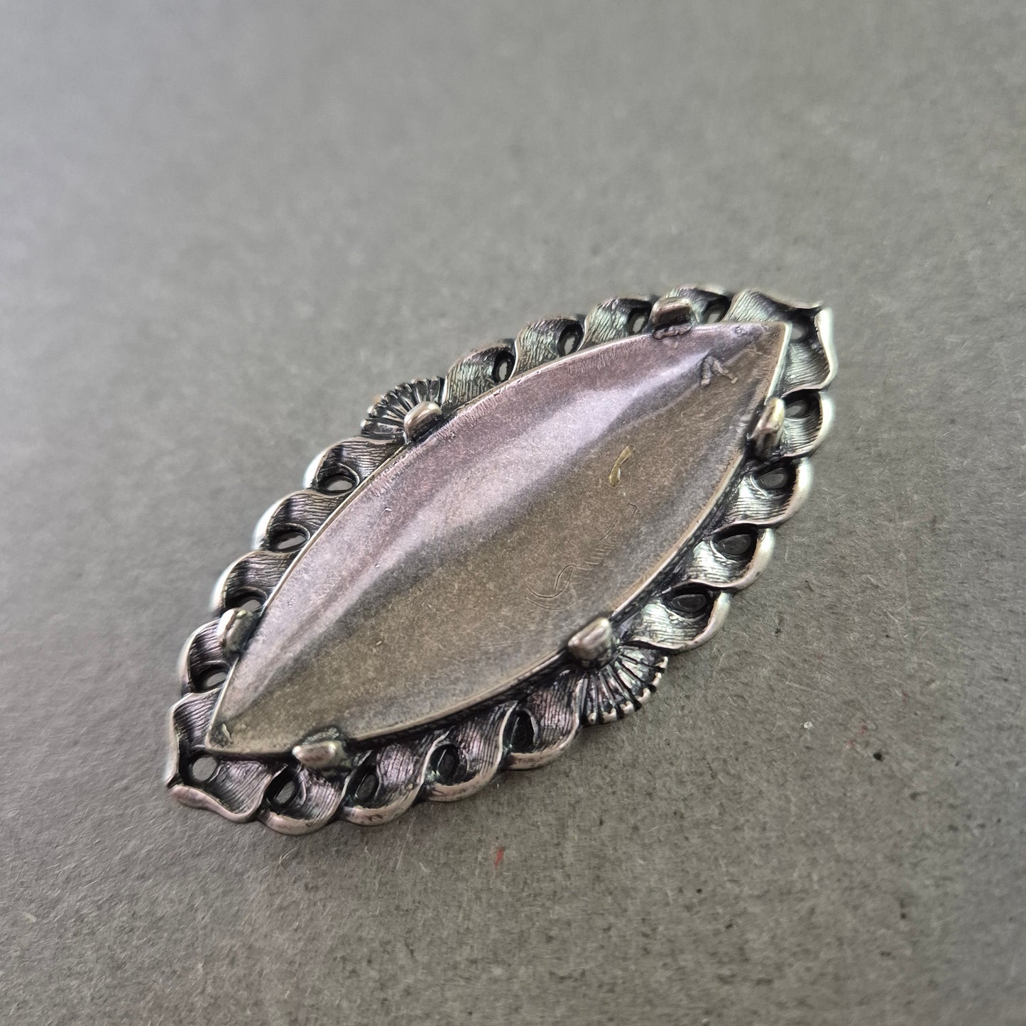 Vintage Brosche in Blattform – Antikes Design mit Ornamentrand