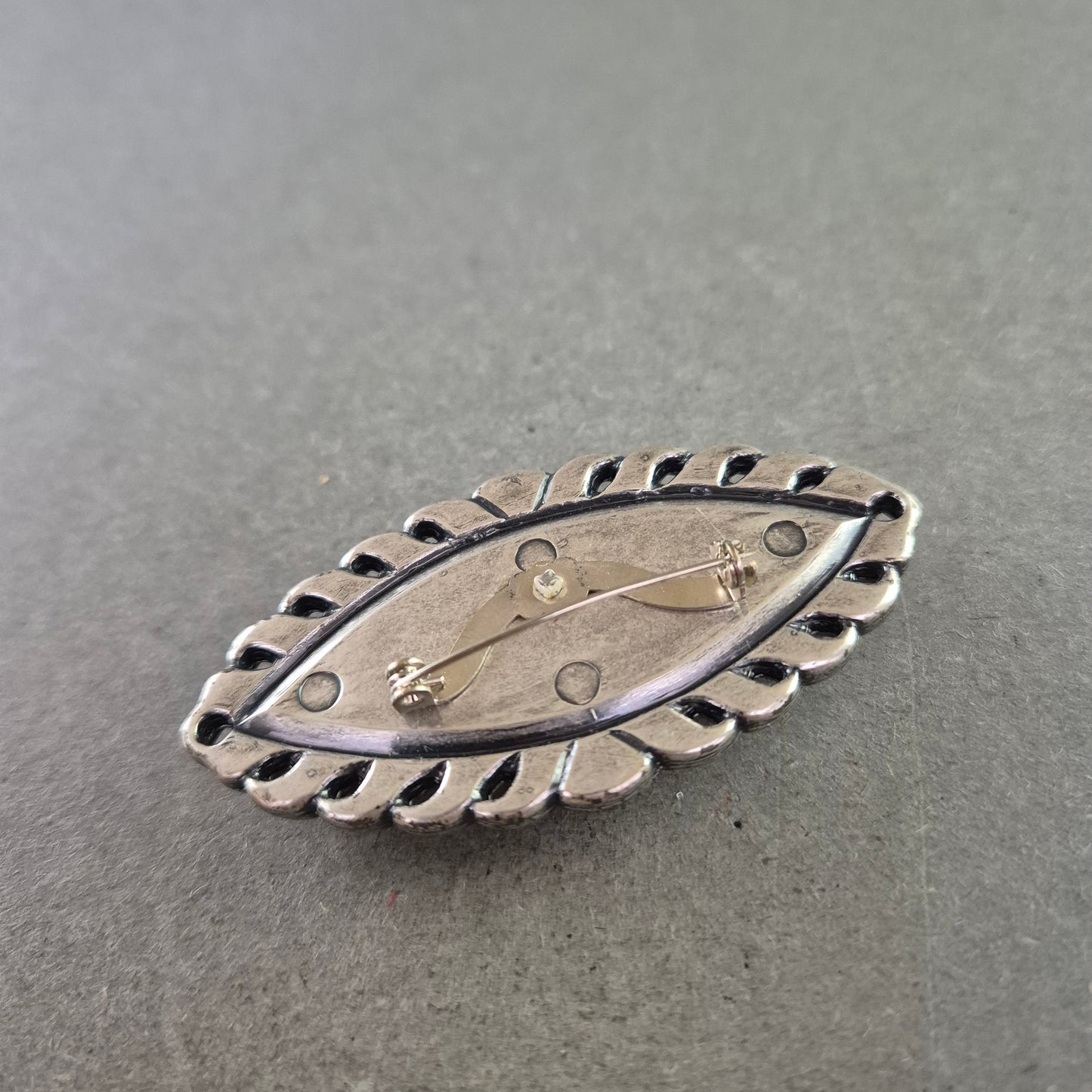 Vintage Brosche in Blattform – Antikes Design mit Ornamentrand