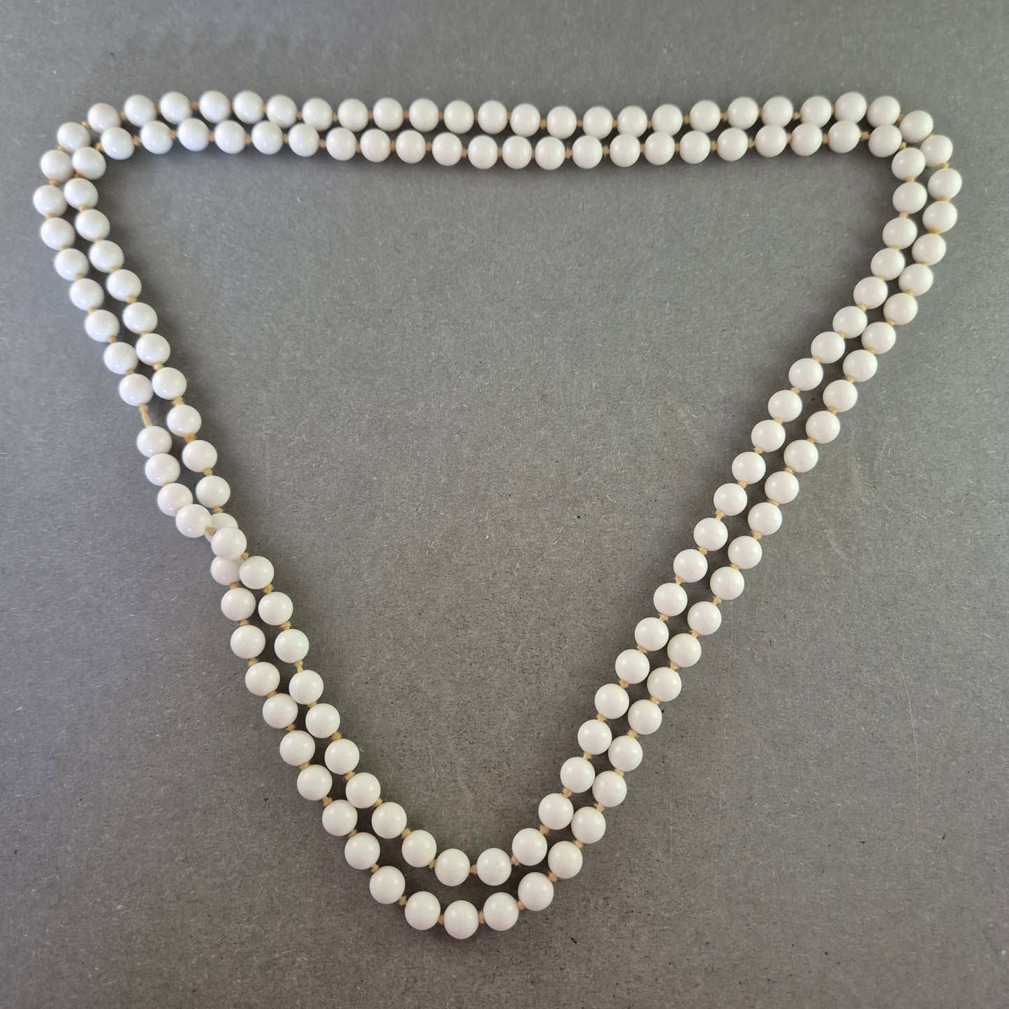 Zweireihige Perlenkette in Weiß – Klassischer Vintage-Stil