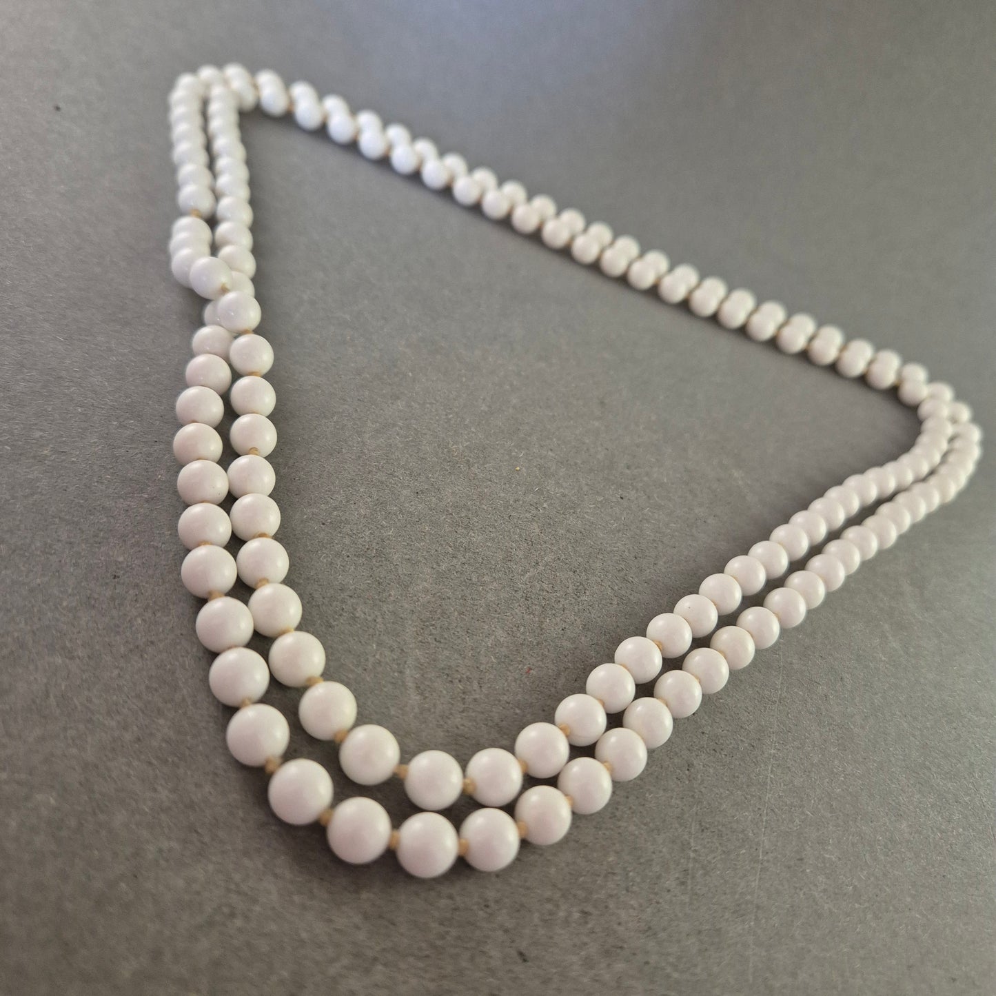 Zweireihige Perlenkette in Weiß – Klassischer Vintage-Stil