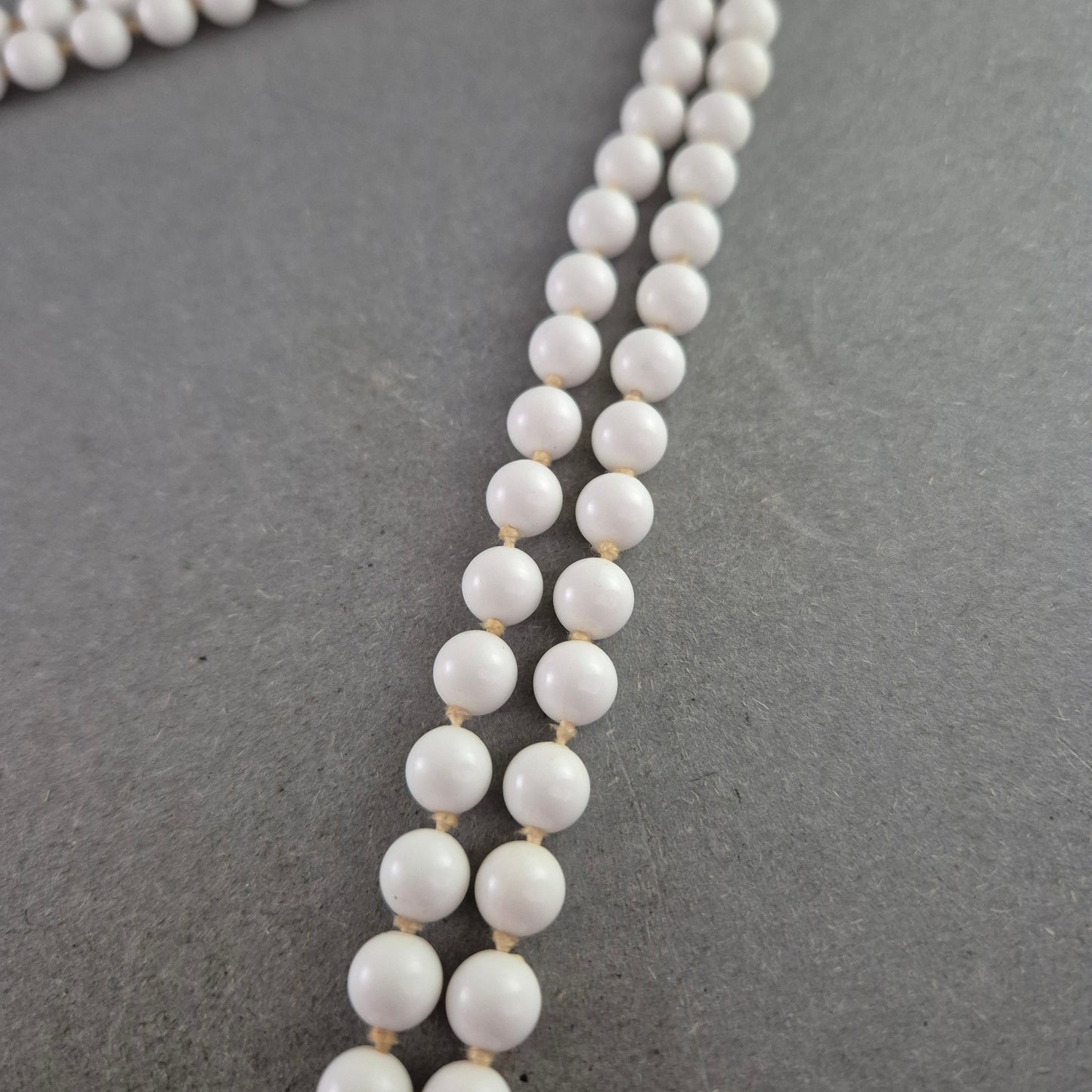 Zweireihige Perlenkette in Weiß – Klassischer Vintage-Stil