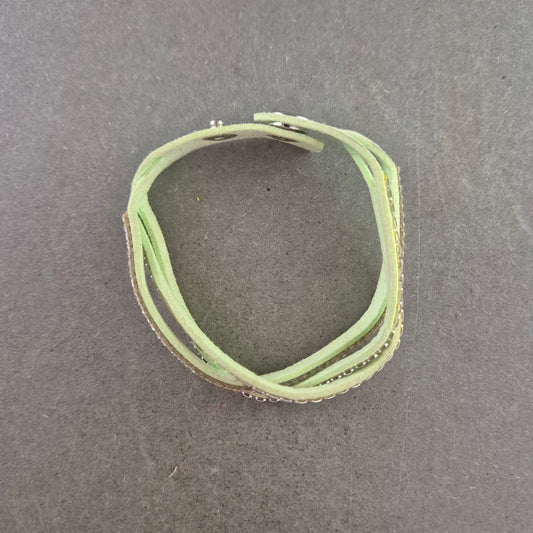 Mintgrünes Armband mit Glitzer – Lässiger Chic im Wickel-Look